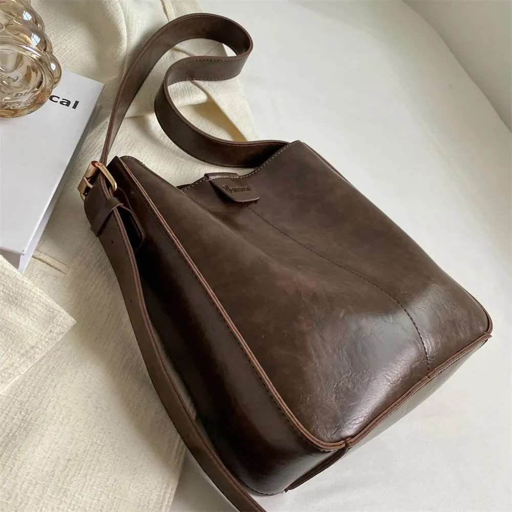 Chic Urbanite Leather Tote with Versatile Pouch